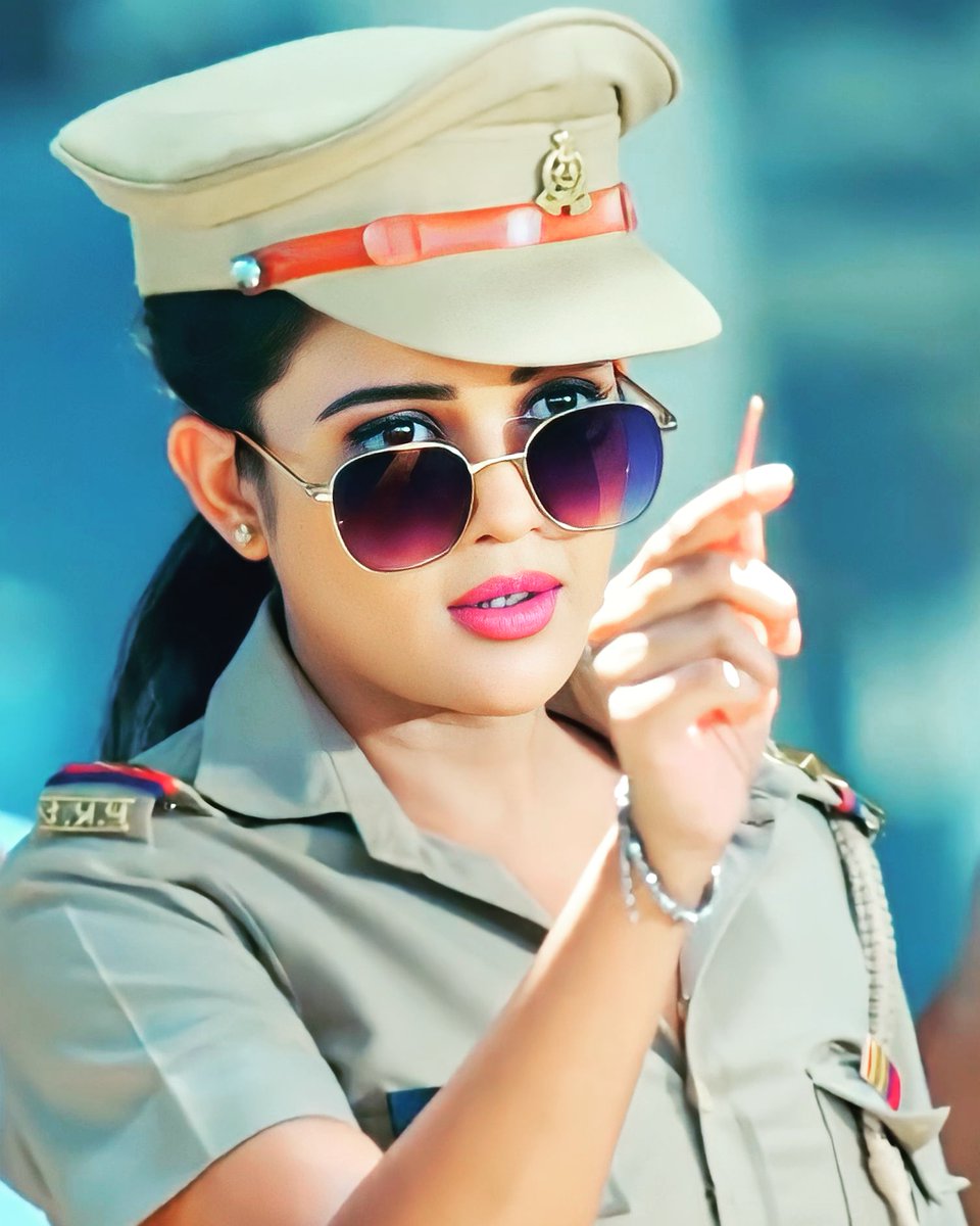 nimasha4sg's tweet image. SHO Haseena Mallik is gonna be tee strength of the strongest girl Yuvika.Can't wait to c hw our SHO sahiba does her job n put the culprit behind the bar with the great support of Yuvi. I literally love this professional yet sweet bond of #YuvEena .#MaddamSir #Vanshaj #GulkiJoshi