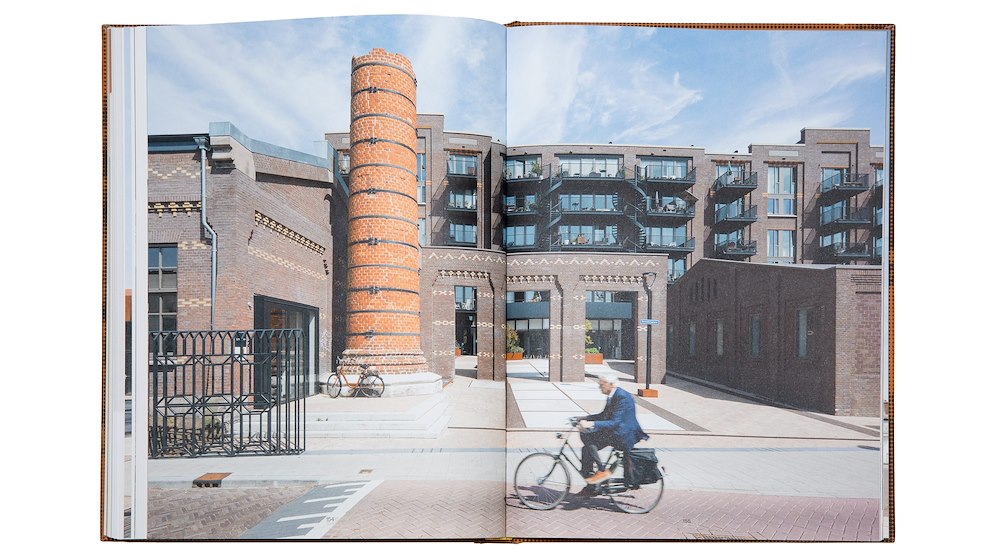 Transformatie voormalig fabrieksterrein Bensdorp belicht in boek: LEVS architecten heeft een boek uitgegeven over transformatieproject Bensdorp in Bussum. dlvr.it/SxfYr8