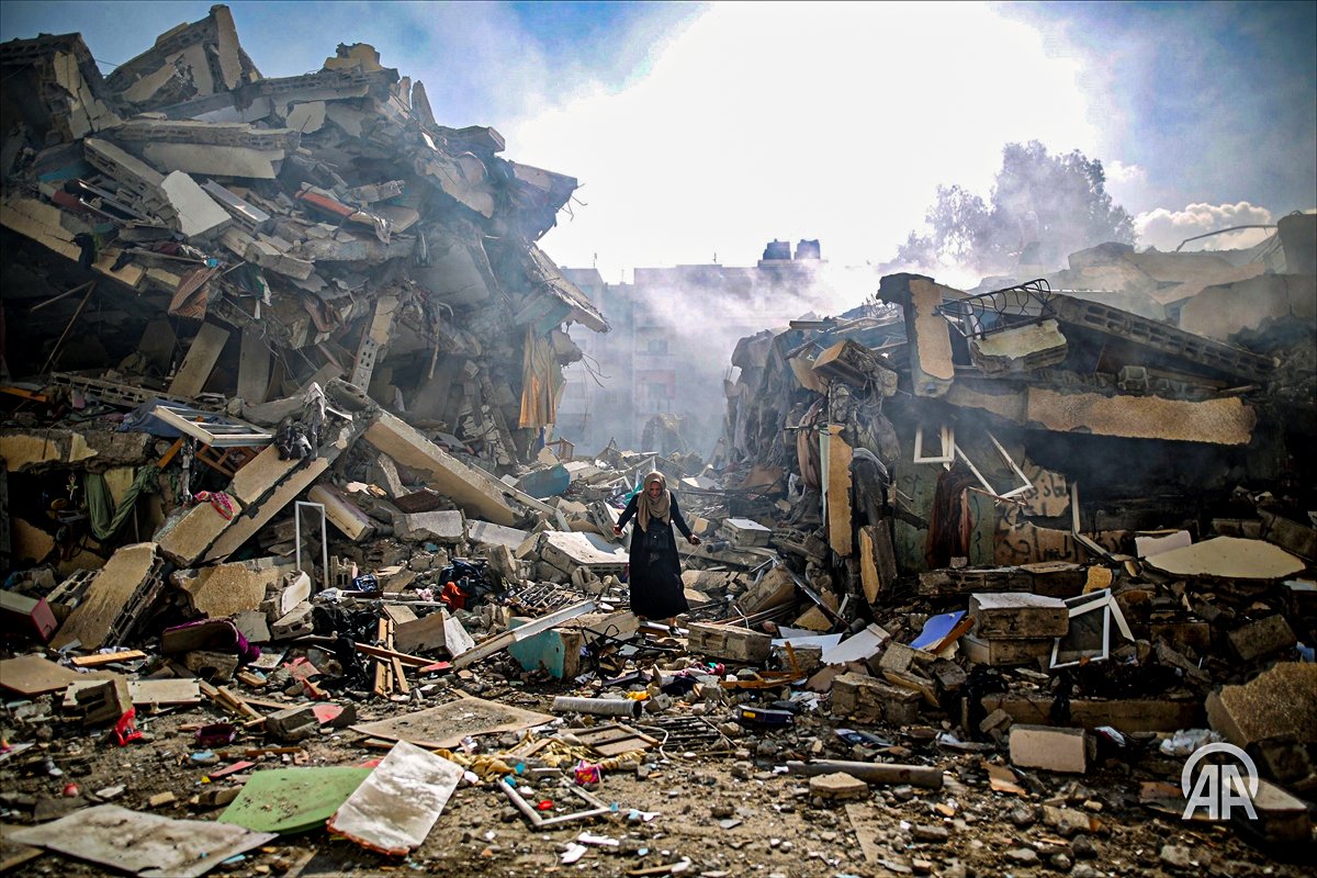 İsrail, abluka altında tuttuğu Gazze Şeridi'ne yönelik saldırılarını 13'üncü gününde de devam etti. İsrail'in Gazze'nin el-Zehra bölgesine düzenlediği saldırıda 3 bina tamamen yıkıldı ve çevredeki binalarda hasar oluştu.
📷:Mustafa Hassona/AA