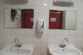 tass2piss's tweet photo. Wsh vous aussi la team vous avez pas l’impression quand on boit au lycée la soif s’arrête jamais ? J’ai bu l’équivalent de 4 bidon d’eau j’ai mal au ventre j’vais exploser j’ai encore soif c’est trop https://t.co/iZEyAt150q