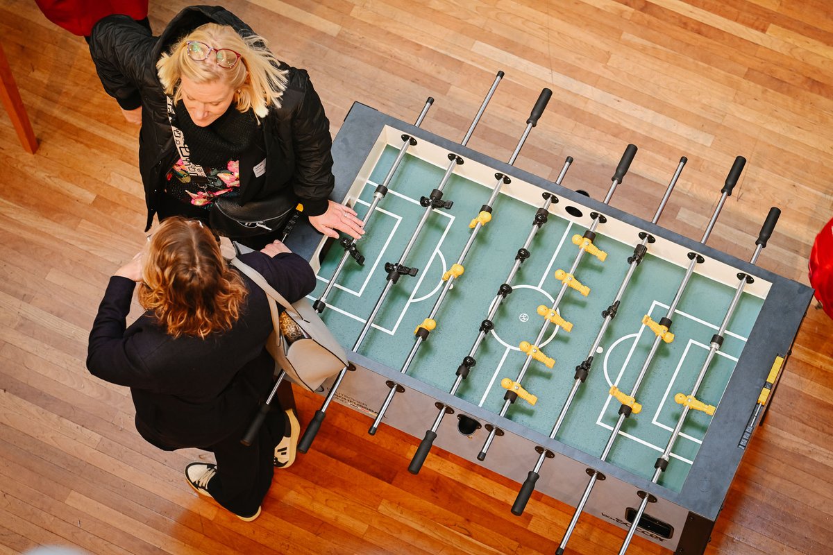 Der Startschuss für das #Barcamp ist gefallen! 🚀 Fast 170 Online-Profis aus #Behörden, #Wissenschaft &amp; #NGO aus ganz Deutschland sind heute am Austauschen und Netzwerken, um die politische #Komunikation gemeinsam auf ein neues Level zu heben. 💬💡Copyright: Foto Phil Dera