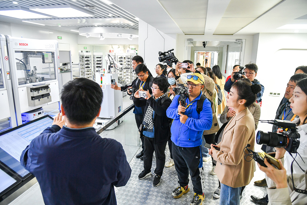 SpotlightBJ's tweet image. 📷Journalists attending the 3rd Belt and Road Forum for International Cooperation visited some high-tech enterprises including @BoschGlobal, @PhaBuilder, #AgileRobots at the Beijing China-Germany Industrial Park in #Shunyi to show the innovation and #highqualitydevelopment. #BRI