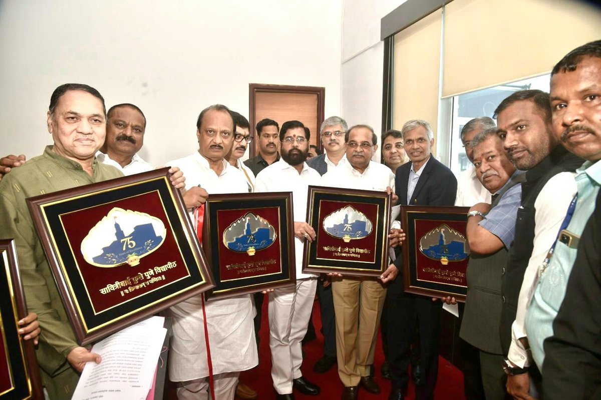 AjitPawarSpeaks's tweet photo. सावित्रीबाई फुले पुणे विद्यापीठाच्या अमृत महोत्सवानिमित्त तयार केलेल्या विशेष बोधचिन्हाचे अनावरण मुख्यमंत्री @mieknathshinde जी यांच्या हस्ते पार पडले. यावेळी माझ्यासह अन्य मान्यवर उपस्थित होते. https://t.co/59HqwxK0jY