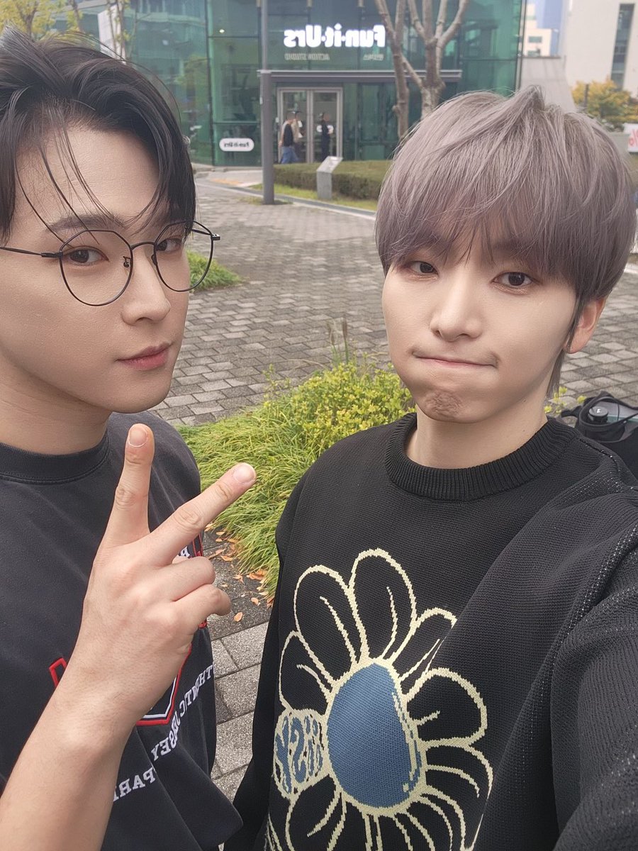 191023 | TRAD

Somos Seoho e Leedo, os fãs managers de hoje!!!
Acho que terminamos com segurança graças a ToMoon que está mantendo a ordem!!! Se houver uma chance, farei de novo!!!

#ONEUS #SEOHO #원어스 #서호