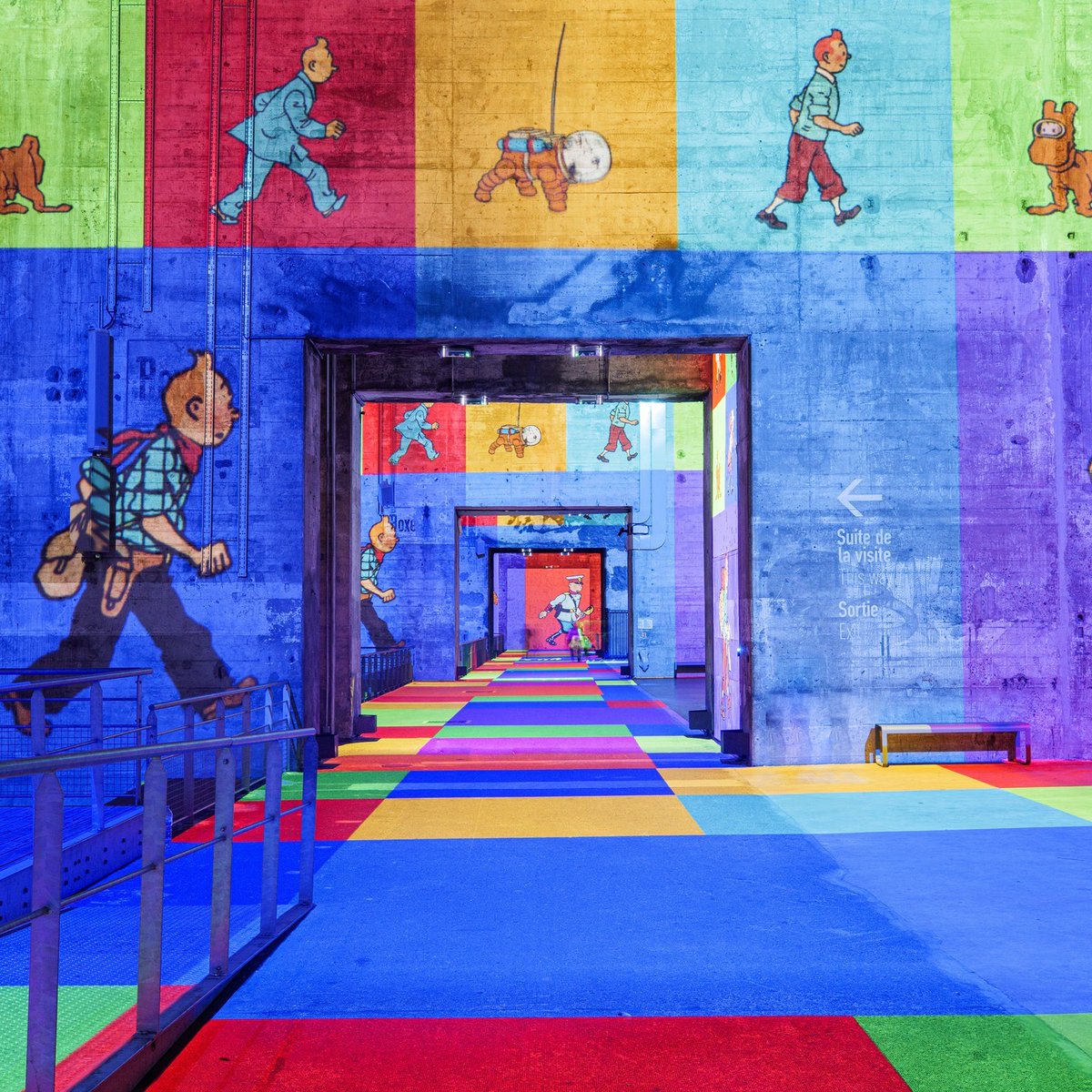 Le reporter à la houppette pose ses valises aux Bassins des Lumières jusqu'au 7 janvier 2024 🚀 « Tintin, l’Aventure immersive » rend hommage au fameux reporter dont les aventures ont marqué la culture populaire depuis presque un siècle 🤯 📸 Culturespaces / V. Pinson / Hergé