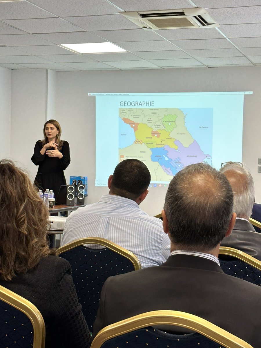 Une zone entière vidée de ses habitants en un temps extrêmement rapide : il a suffit de quelques faits, quelques chiffres pour que l’assemblée entre dans la réalité de cet exode forcé.
L’émotion de <a href="/ZoroyanN/">Zoroyan Naira</a> est palpable à l’énoncé de cette introduction. 

#Artsakh #HautKarabakh