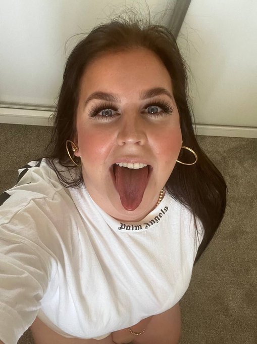 Repost for thirsty Thursday 💦💦👅 https://t.co/93dQnZwaOj