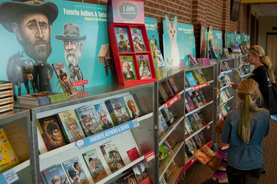 ActuaLitte's tweet image. Consternation aux États-Unis : un éditeur met la diversité en option actualitte.com/a/dBx1dcTH

@Scholastic @PENamerica @ALALibrary 

#BookBanUSA #Scholastic #BookFairs #livres #censure #autocensure #diversite #bibliotheques #lecture #jeunesse #eleves #education #EtatsUnis #USA