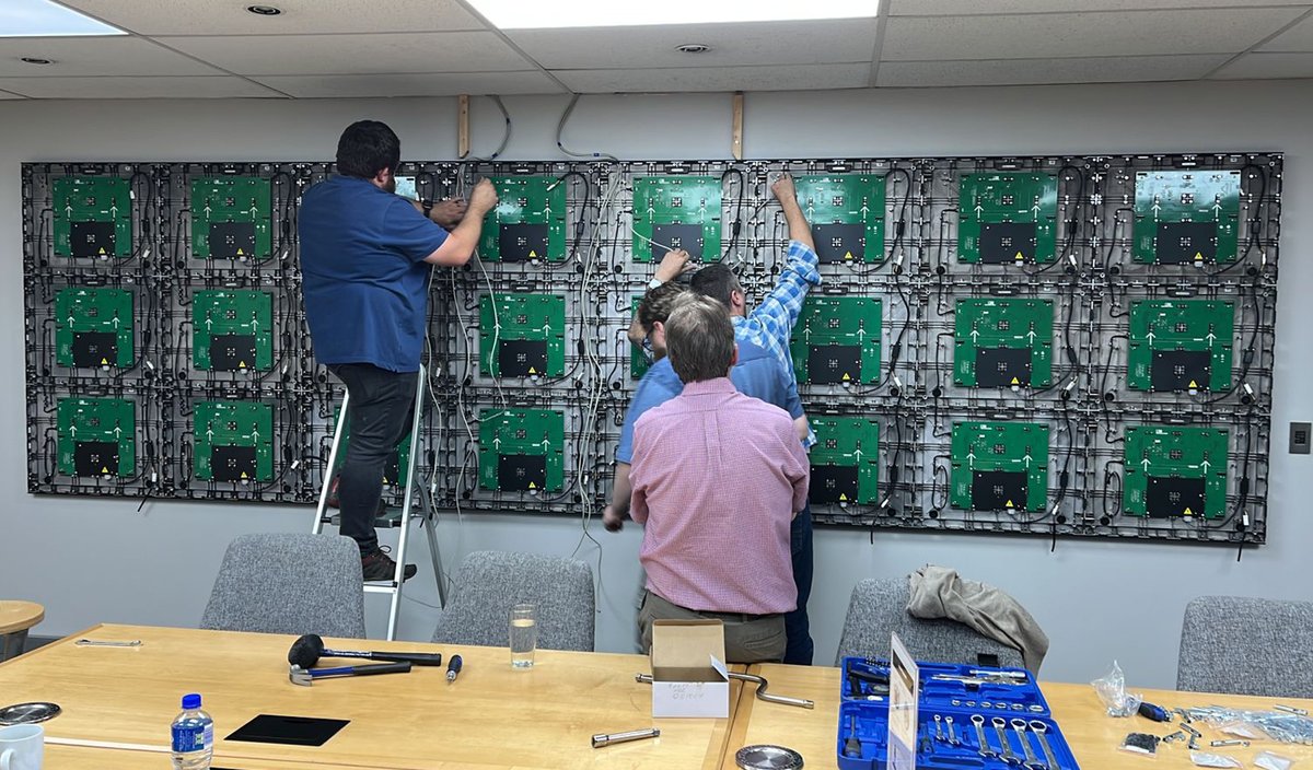 ElectrosonicSA's tweet image. This is how it's done! Our team at work on installing a @qstechled (H31 series) 𝗜𝗻𝗱𝗼𝗼𝗿 𝗟𝗘𝗗 𝗱𝗶𝘀𝗽𝗹𝗮𝘆.
 View product info &amp;gt;&amp;gt; bit.ly/3DPrimC  
 #indoorled #indoorleddisplay #leddisplay #ledwall