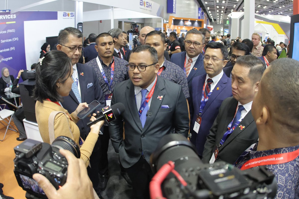 selangorsummit's tweet photo. Register online at https://t.co/6hzMGXKFnk and make your way to the Kuala Lumpur Convention Centre (KLCC) to interact with our exhibitors & be part of the action!
#selangorsummit #investselangor #selangor #ASEAN #tradeshow #expo #tradeconference #CreateConnectCollaborate
(2/2) https://t.co/Bd7CLnN4Lg