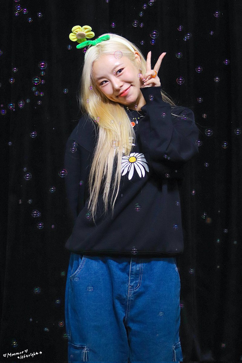 mmmooleftright's tweet photo. 231015 메이크스타 팬싸인회

비눗방울 장인🫧🫧🫧

#마마무 #MAMAMOO
#휘인 #WHEEIN https://t.co/Vzduvn3lEX