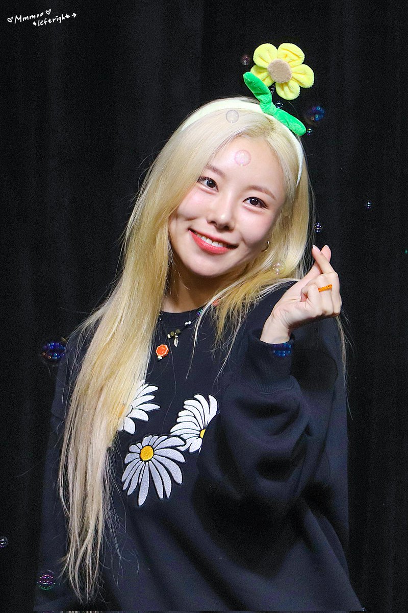 mmmooleftright's tweet photo. 231015 메이크스타 팬싸인회

비눗방울 장인🫧🫧🫧

#마마무 #MAMAMOO
#휘인 #WHEEIN https://t.co/Vzduvn3lEX