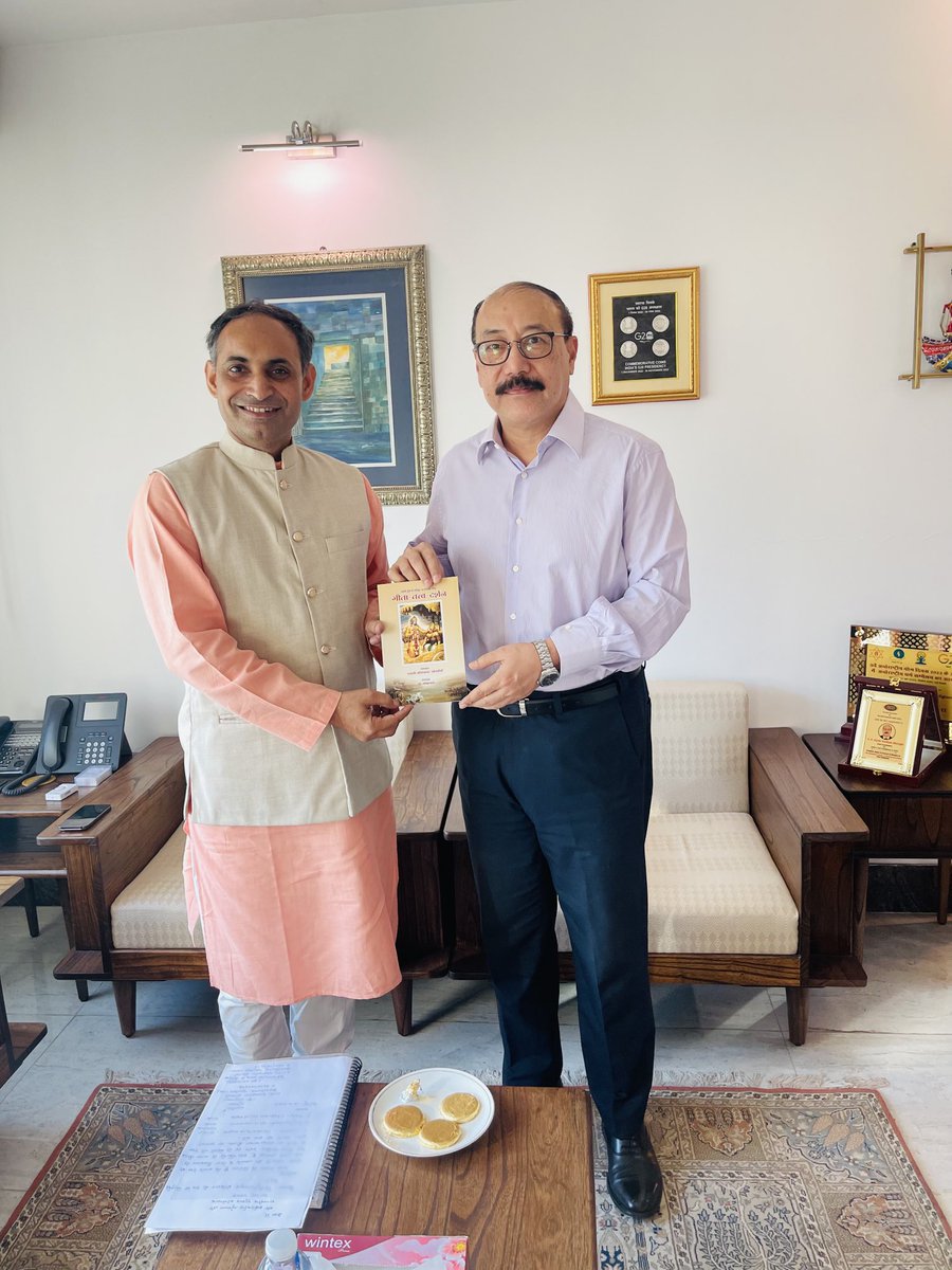 mokshrajacharya's tweet photo. एक विराट व्यक्तित्व #G-20 के #ChiefCoordinator #कर्मयोगी @harshvshringla ji को 70श्लोकी #श्रीमद्भगवद्गीता भेंट । https://t.co/V9eP72dHnz