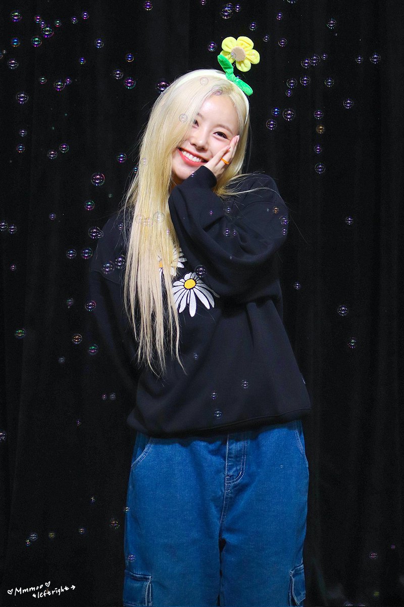 mmmooleftright's tweet photo. 231015 메이크스타 팬싸인회

비눗방울 장인🫧🫧🫧

#마마무 #MAMAMOO
#휘인 #WHEEIN https://t.co/Vzduvn3lEX