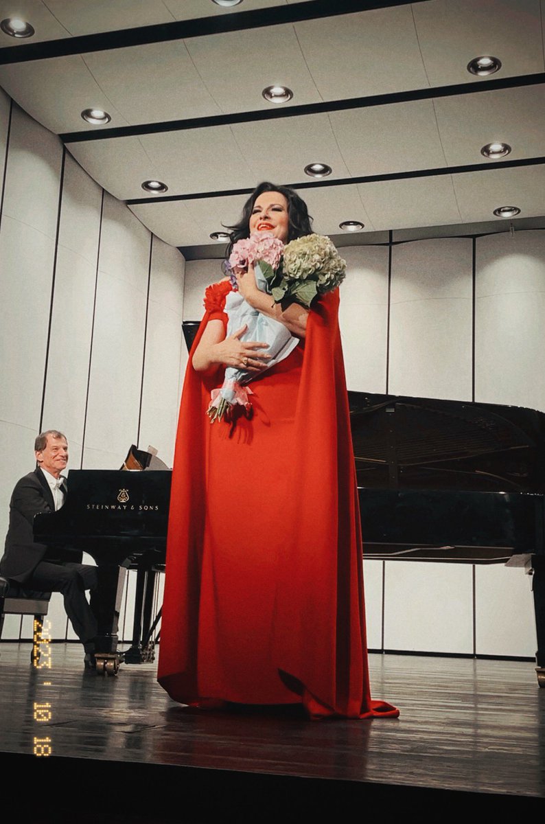 BirdYu's tweet photo. Breathtakingly beautiful!! Thank you for the amazing music and a wonderful evening!!!🤍❤️🌹 https://t.co/vNlklFubcO
