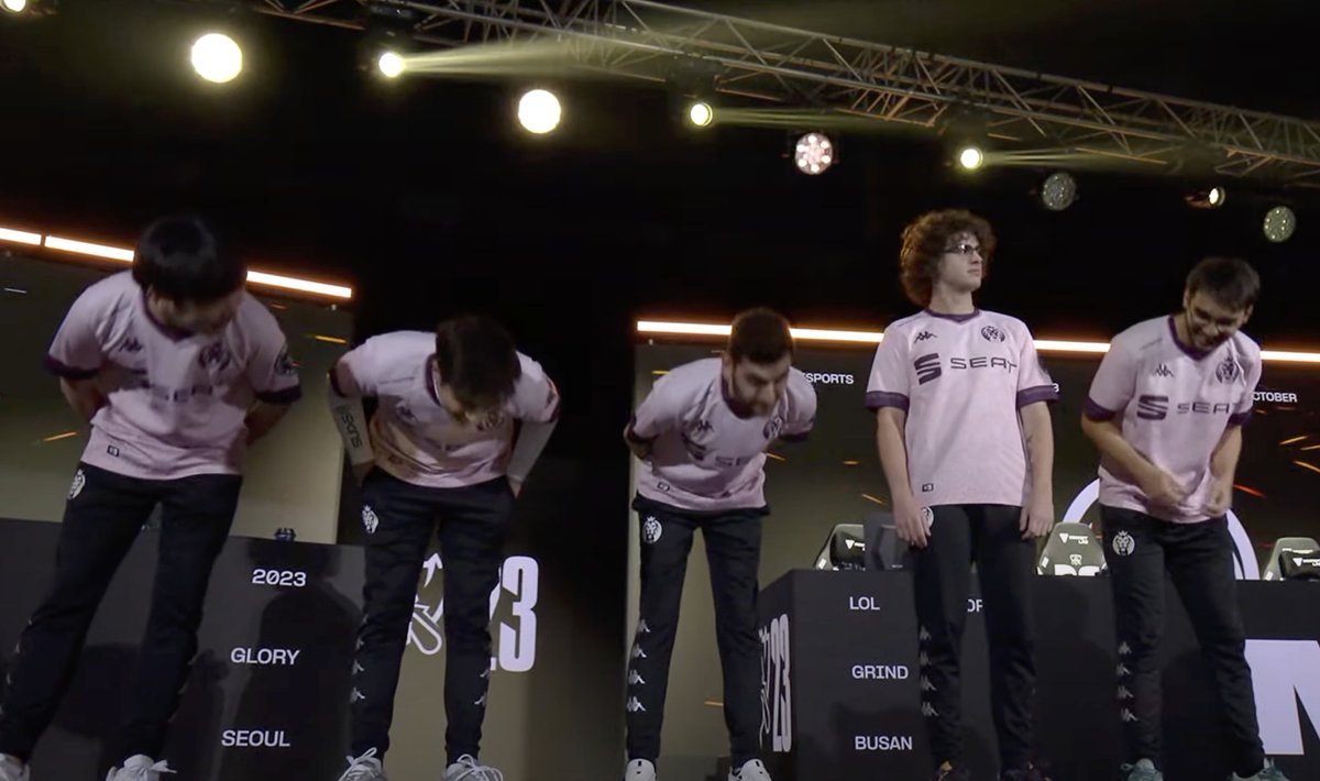 daysiewish's tweet photo. Carzzy's gotta bow last since he's the star amirite 

(what are you doing ㅋㅋㅋㅋ) https://t.co/Q8Ipexg8iq