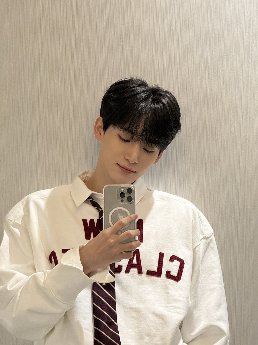 CRAVITY_twt's tweet photo. 밀린 거울셀카~🪞
#정모 #러비티 #크래비티 https://t.co/xSwrdvX8Hp