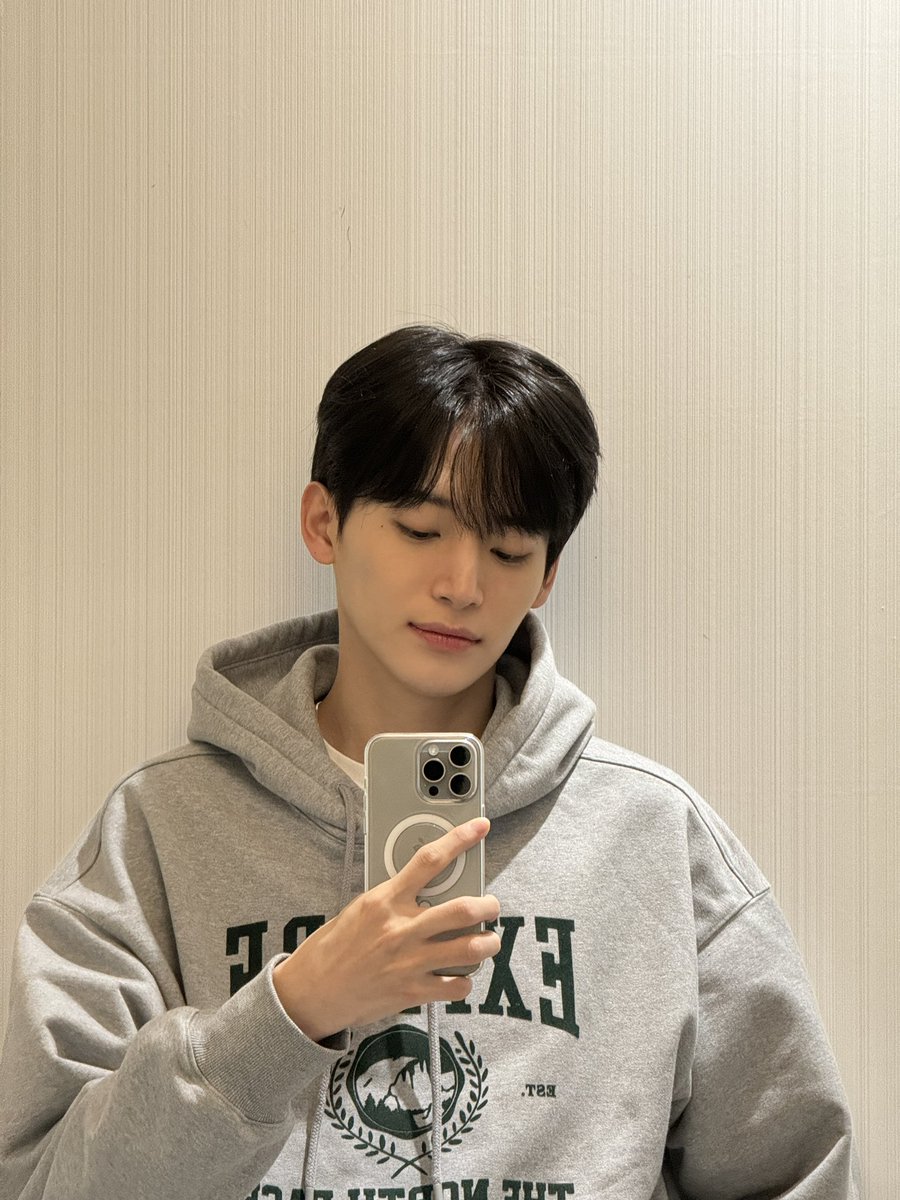 CRAVITY_twt's tweet photo. 밀린 거울셀카 두 번째!!~🪞
#정모 #러비티 #크래비티 https://t.co/cAiiNvI6Y2