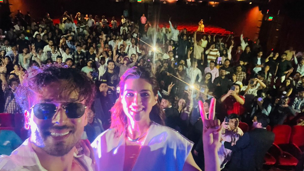 AMITABH BACHCHAN - TIGER SHROFF - KRITI SANON: ‘GANAPATH’ PROMOTIONS IN DELHI, AHMEDABAD… Ahead of its theatrical release on 20 Oct 2023, Team #Ganapath - featuring #TigerShroff and #KritiSanon - were promoting the film aggressively in #NewDelhi and #Ahmedabad. The producers