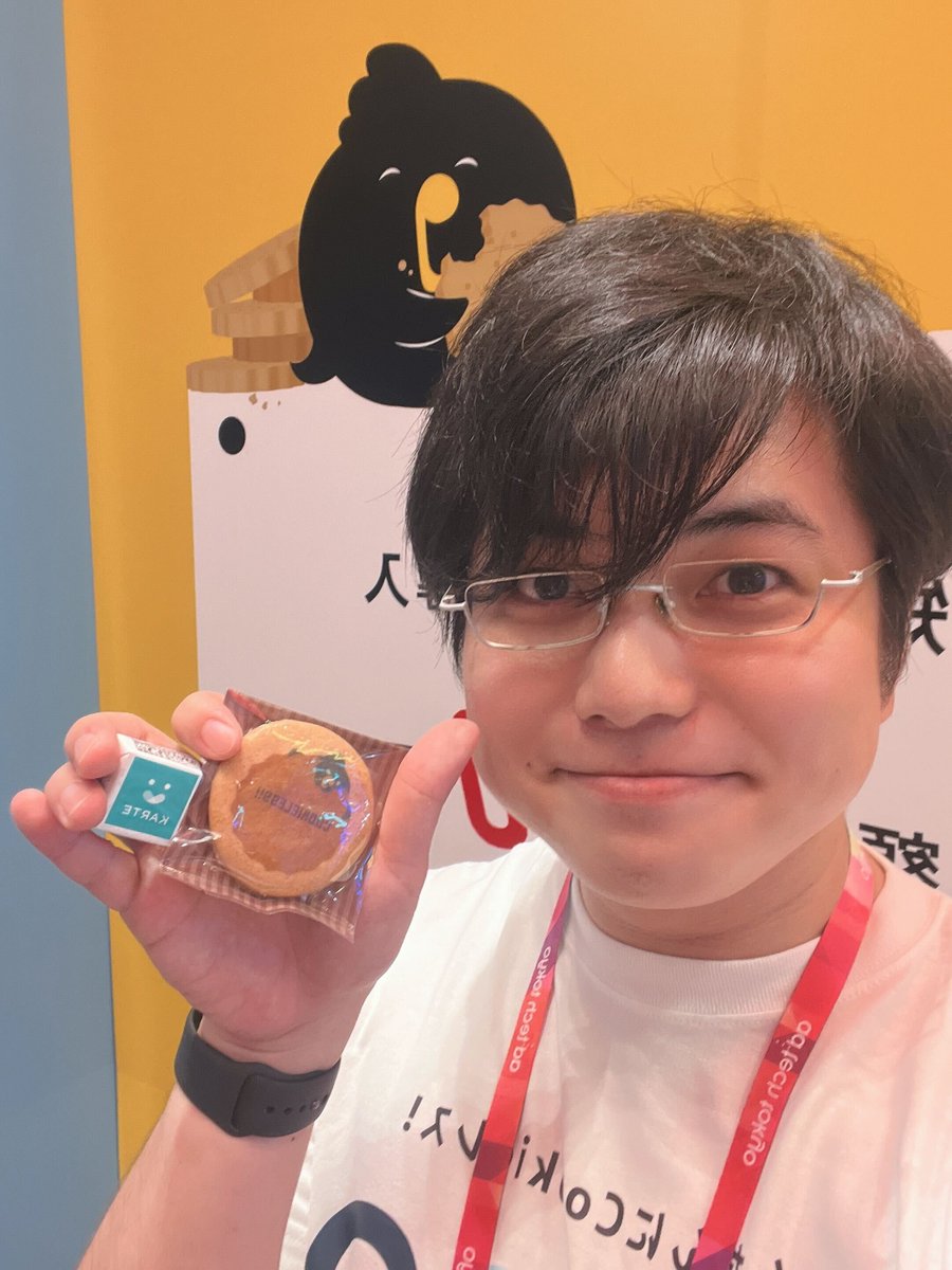graphtonenote's tweet photo. #KARTE_Signals さんにチョコをいただいたC-POPクッキーを持つCookieレスおじさんです。
C-POPと同じくCookieレス対応に取り組む仲間として、これからもよろしくお願いします！
#adtechtokyo https://t.co/SJUtDbqlfF