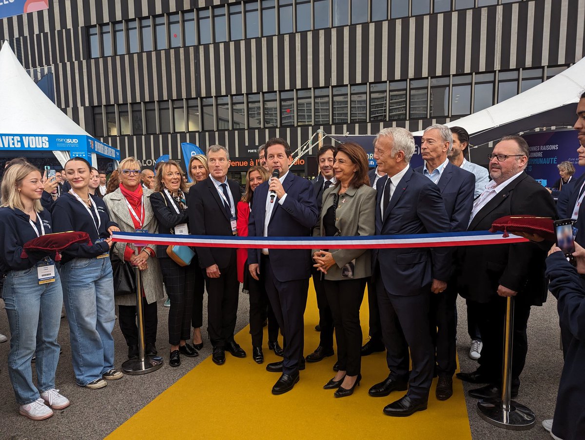 UPE13_'s tweet photo. 📸 #FDE2023 • Inauguration du 23e Forum des entrepreneurs ! @PKorcia coupe le ruban ✂️ et officialise l'ouverture de l'événement autour de nombreuses personnalités économiques et politiques. https://t.co/LazjMfVqHE
