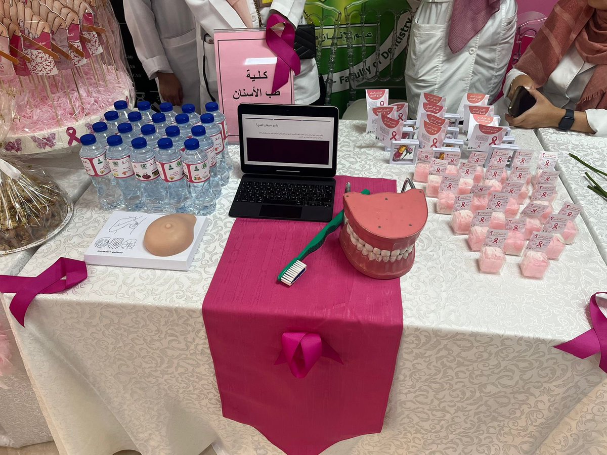 شاركت #كلية_طب_الأسنان ممثلةً في وحدة خدمة المجتمع وبرنامج تدريب أطباء الامتياز في فعالية "التوعية بسرطان الثدي" والتي نظمها مركز الخدمات الطبية الجامعي في شطر الطالبات بهدف زيادة الوعي بـ #سرطان_الثدي لدى منسوبات وطالبات #جامعة_الملك_عبدالعزيز <a href="/KAUAUC/">مركز الخدمات الطبية الجامعي</a> <a href="/kau_media/">فعاليات كلية الاتصال والاعلام</a>
