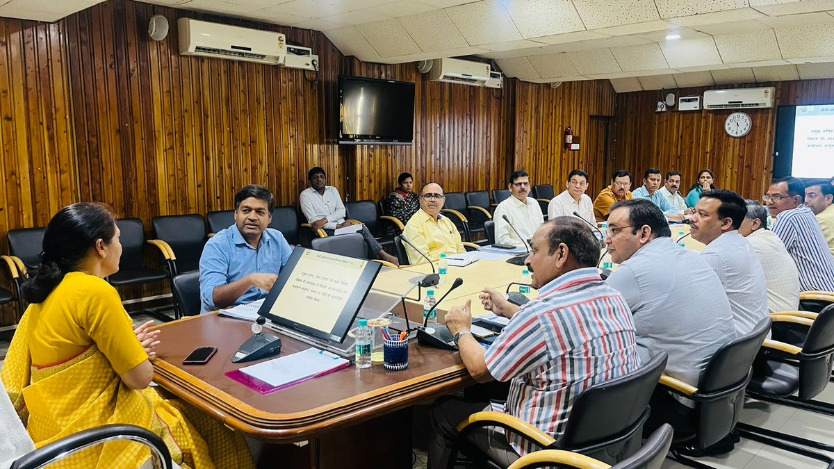 प्रमुख सचिव, चीनी उद्योग एवं गन्ना विकास विभाग, उ.प्र. की अध्यक्षता में आज दिनांक 19.10.2023 को गन्ना किसान संस्थान, डालीबाग लखनऊ में विभागीय साप्ताहिक समीक्षा बैठक की गयी
#upcane #reviewmeeting #weeklyaudit #gannavibhag
<a href="/UPCane/">Cane Development UP</a>
<a href="/UPGovt/">Government of UP</a>
<a href="/CMOfficeUP/">CM Office, GoUP</a>
<a href="/InfoDeptUP/">Information and Public Relations Department, UP</a>