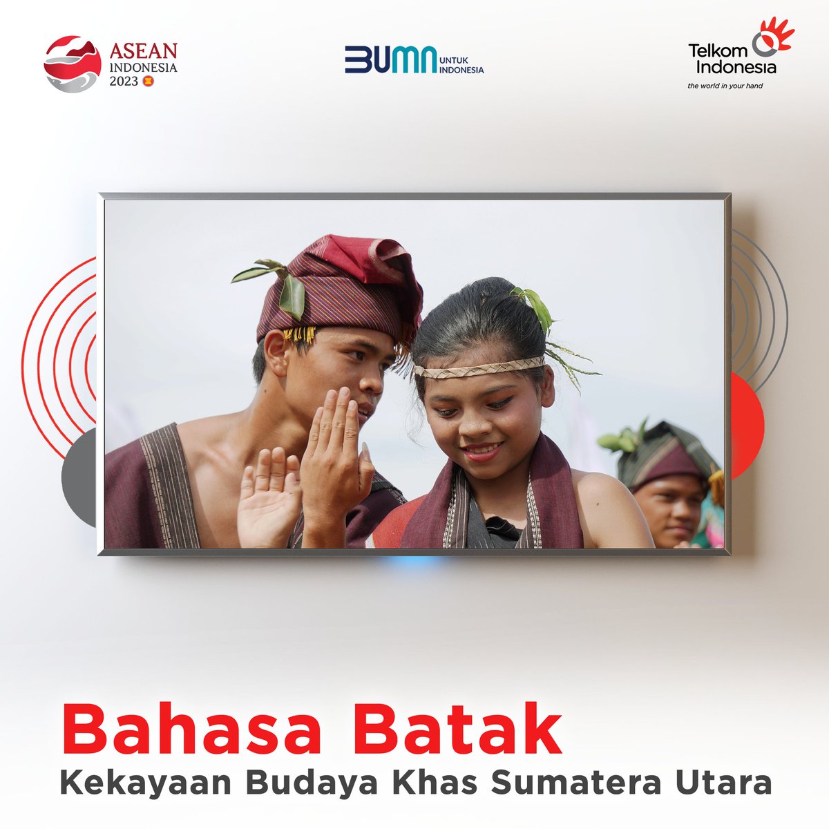 TelkomIndonesia's tweet photo. Sobat, Indonesia memiliki beragam bahasa daerah, tergantung dari suku dan wilayahnya. Salah satu bahasa daerah yang kental akan ciri khasnya yaitu bahasa Batak.

Di Sumatera Utara, masing-masing wilayah menggunakan bahasa daerah dengan dialek berbeda, tetapi bahasa yang dituturkan terbagi menjadi dua, yakni bahasa Batak Toba dan bahasa Batak Mandailing.

Keduanya merupakan bahasa yang tergolong dalam keluarga bahasa Austronesia. Namun, menurut jurnal Kekerabatan Bahasa Batak Toba dengan Bahasa Mandailing, kedua bahasa tersebut berpisah sekitar tahun 986 M yang lalu.

Bahasa daerah ini tidak hanya digunakan di wilayah Sumatera Utara saja, tetapi tersebar di seluruh Indonesia. Hal ini dikarenakan suku Batak bangga akan daerah asalnya, sehingga penggunaan bahasa daerah ini terus lestari.

Semoga generasi penerus bangsa tetap bangga oleh bahasa daerahnya masing-masing ya, Sobat.  #ElevatingYourFuture #TelkomBudaya