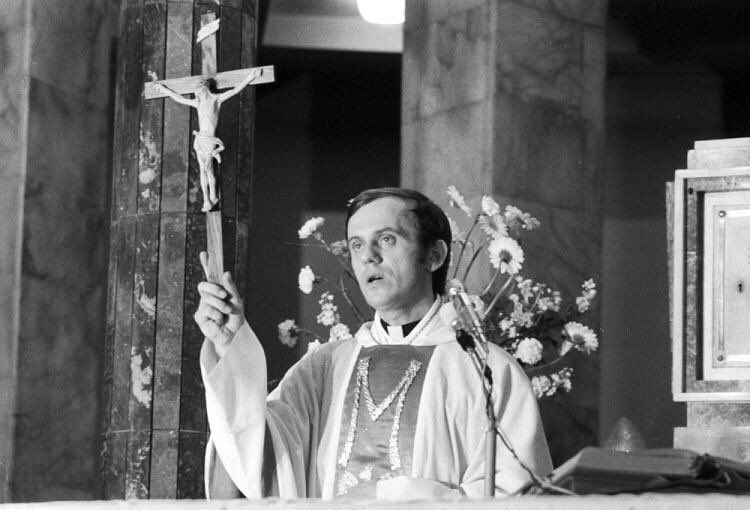 19 października 1984 r. został brutalnie zamordowany przez funkcjonariuszy SB ks. Jerzy Popiełuszko. Duchowny rzymskokatolicki, tercjarz franciszkański, kapelan warszawskiej „Solidarności”, błogosławiony i męczennik Kościoła katolickiego.

Co wykazała sekcja zwłok ks. Jerzego:

–