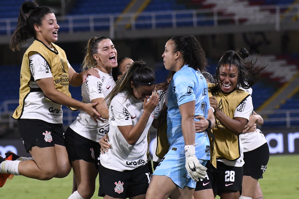 ospafoto's tweet photo. Corinthians e Internacional.
Corinthians derrotó a internacional desde el punto penal y se enfrentará a Palmeiras en la final por la Copa Libertadores Femenina. El partido terminó 1-1 y en los tiros punto penal 4 para Corinthians y 3 para internacional. Foto/ Oswaldo Páez https://t.co/kPOOZRvvaA