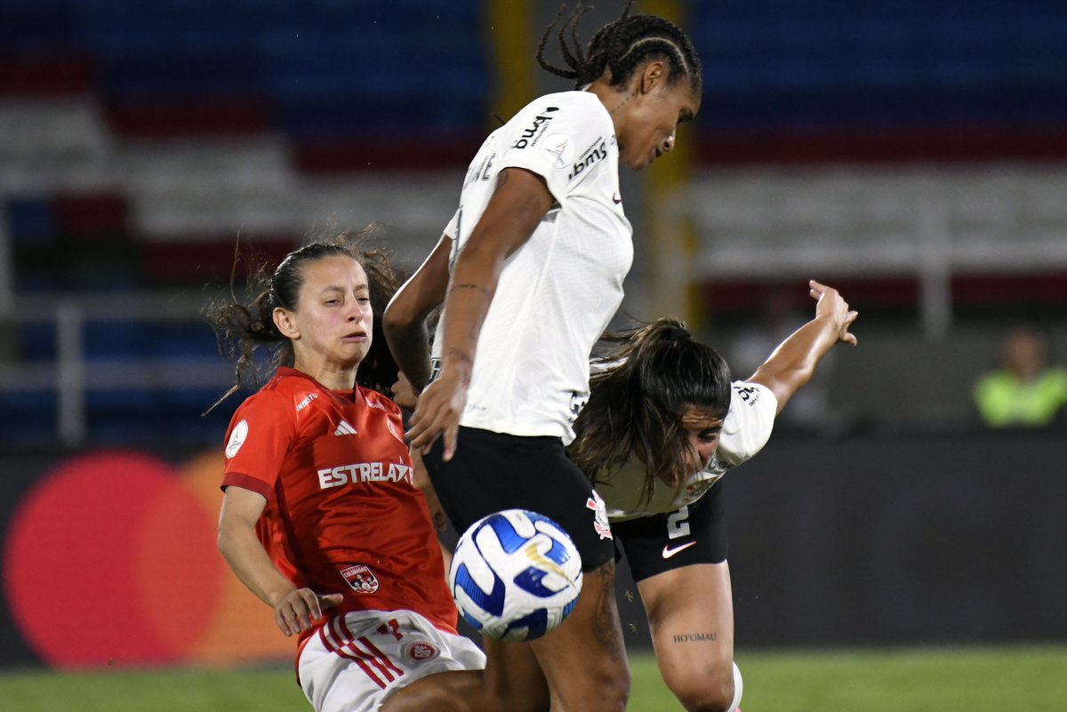 ospafoto's tweet photo. Corinthians e Internacional.
Corinthians derrotó a internacional desde el punto penal y se enfrentará a Palmeiras en la final por la Copa Libertadores Femenina. El partido terminó 1-1 y en los tiros punto penal 4 para Corinthians y 3 para internacional. Foto/ Oswaldo Páez https://t.co/kPOOZRvvaA