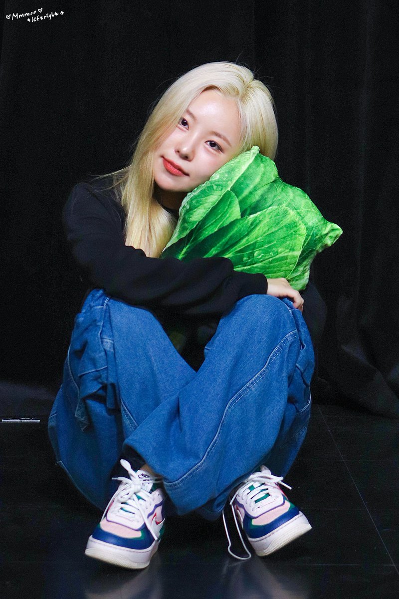 mmmooleftright's tweet photo. 231015 메이크스타 팬싸인회

with 청경채 🥬
애기 같아.......귀여워......🫶

#마마무 #MAMAMOO
#휘인 #WHEEIN https://t.co/4bcziOEyhF