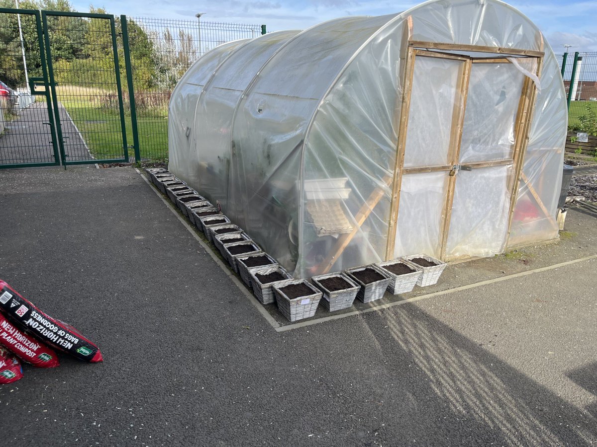 CedarbankSchool's tweet photo. NPA Horticulture had a great time learning about bulb and seed requirements from Mo @RHSSchools. Pupils then made 20 layered floral baskets that will be sold in our sustainability shop. A massive thank you to Mo for giving us your time! #responsiblecitizens https://t.co/xTc7swmNhf