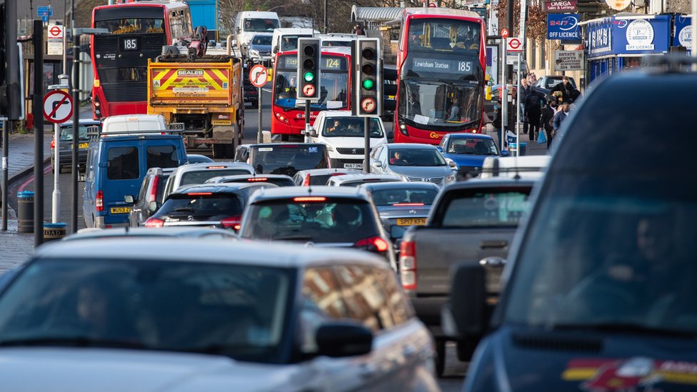 Many people loose hundreds of hours a year to #congestion. 🚙🚗🚛🛻🚗🚙🚚🚕🚙🚛🚗 For generations, government and council have tried to solve this problem by building more roads. It hasn't worked. It's time to rethink our approach to getting around our urban areas. A 🧵 /1