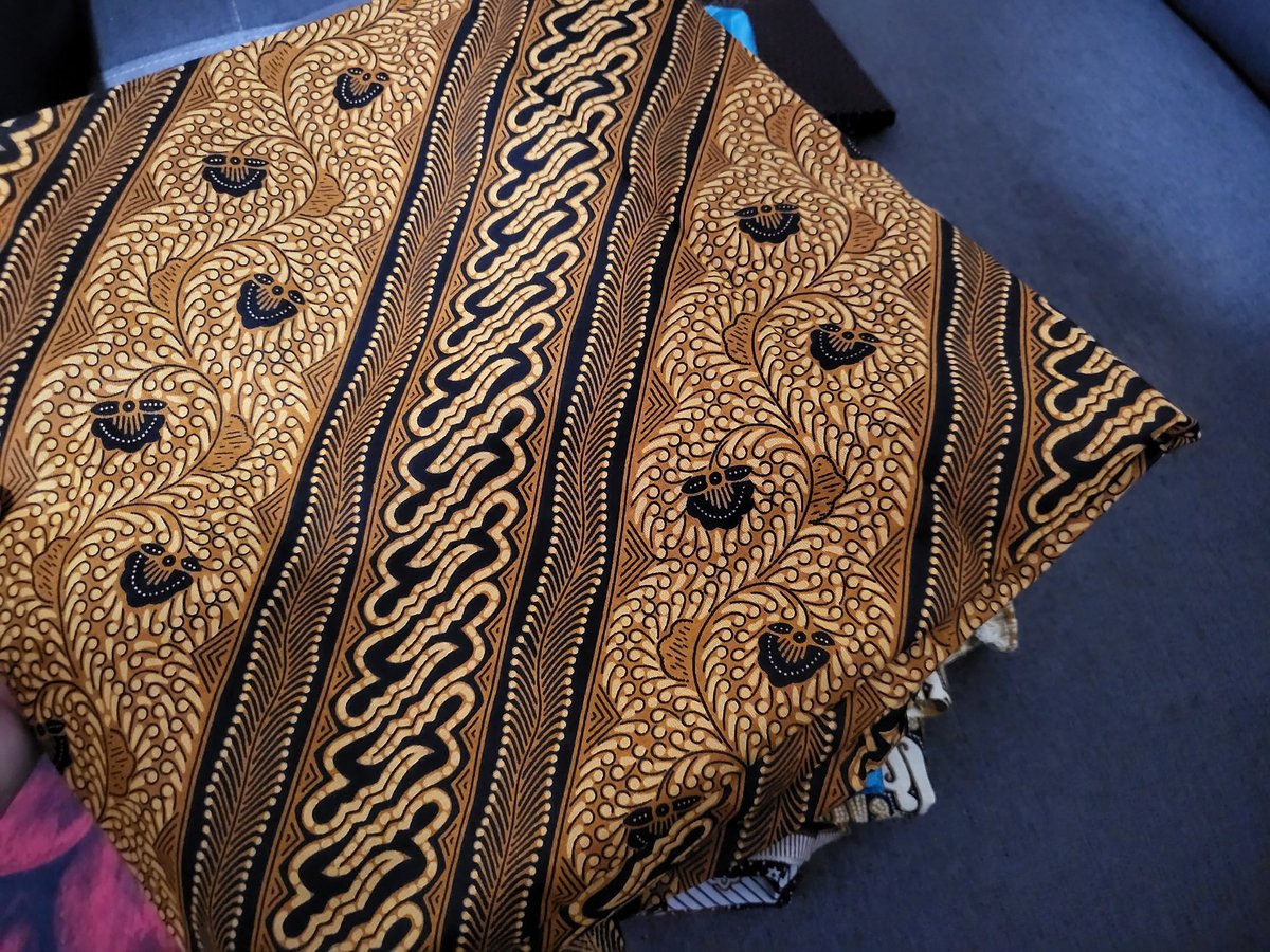 NaufalAntezem's tweet photo. Hari ni mak bawa keluar kain batik dan tunjuk mana satu kain batik lepas nak guna buat tutup jenazah.

Mesti korang fikir ini sesi yg sedih bukan. Mak aku sempat berpesan "Mak tunjuk je. Mana tahu kau yg dulu, sempatlah tengok corak apa nanti buat tutup"

💀💀💀 https://t.co/gv6TvBhbPC