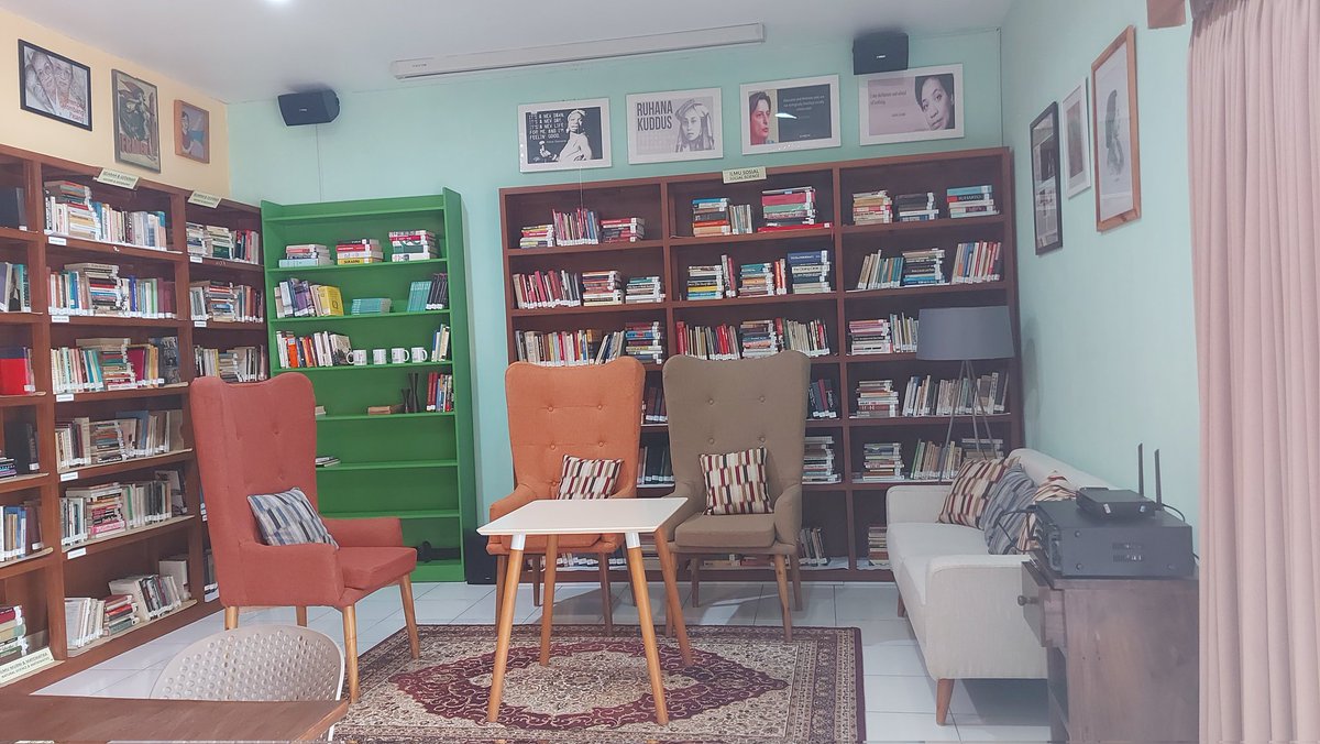 Just finished kerja bakti bersihin buku-buku <a href="/WANITABACA/">WANITABACA (follow IG: @wanitabaca)</a>  Bau harum kamper menyeruak buat jagain buku-bukunya kaaaan.