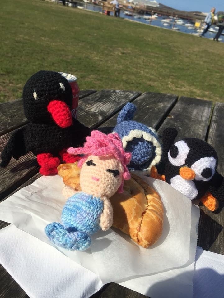 Today it’s #NationalNewFriendsDay 🧍‍♂️🧍🧍🏾‍♀️👩‍👦👨‍👧‍👦 Here’s some of the animals having a good chat over a Cornish pasty on their adventure 🦈🐧🐦🧜‍♀️

 Catch up on past #stories here: outwithanimals.wordpress.com

#charity #children #story #storytime #storytelling #childrensstory