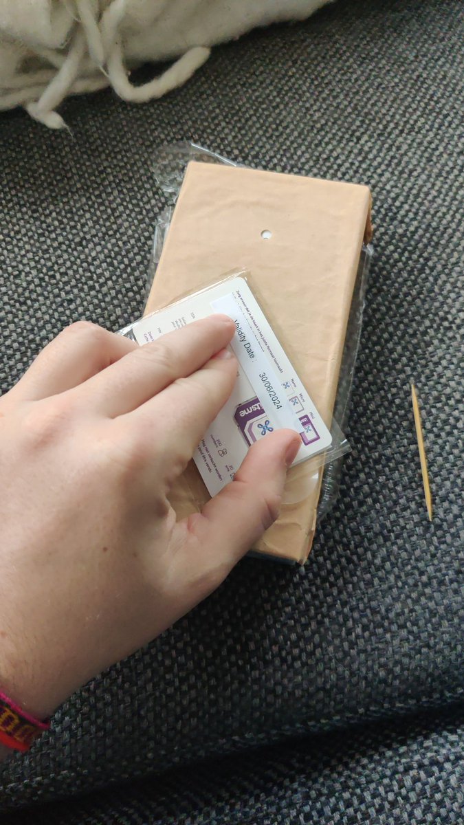adrivip2's tweet photo. Donc j'achète un téléphone chez @proximus et il m'envoie un sim inutile (car je n'en ai pas besoin ...) Vive l'écologie !! 
#Proximus #Proxinarque 
Cc @RTBF @rtlinfo une petit enquête sur l'écologie des télécom ? https://t.co/SrrDxx6Vlm