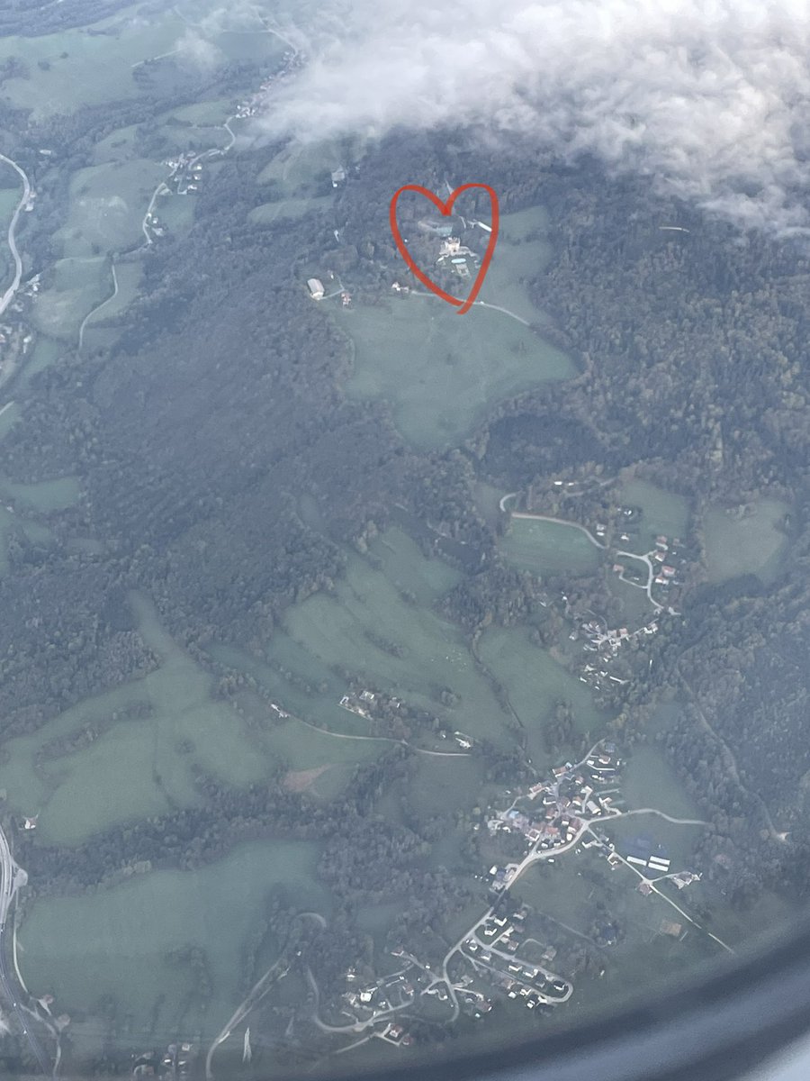 Cryptui0x's tweet image. Gm Angels 👼 

On a ✈️ from BCN to GVA 
Almost 🛬 
I received a sign from #BitcoinAngels 

🤩 🏰 Party location 😍

Help me find it, just for fun 😎
The winner gets a drink and a little 🎁 on the next IRL event @stavillas @martyn777_nft @trevorjonesart @ViolettaPJones 
#InThePool