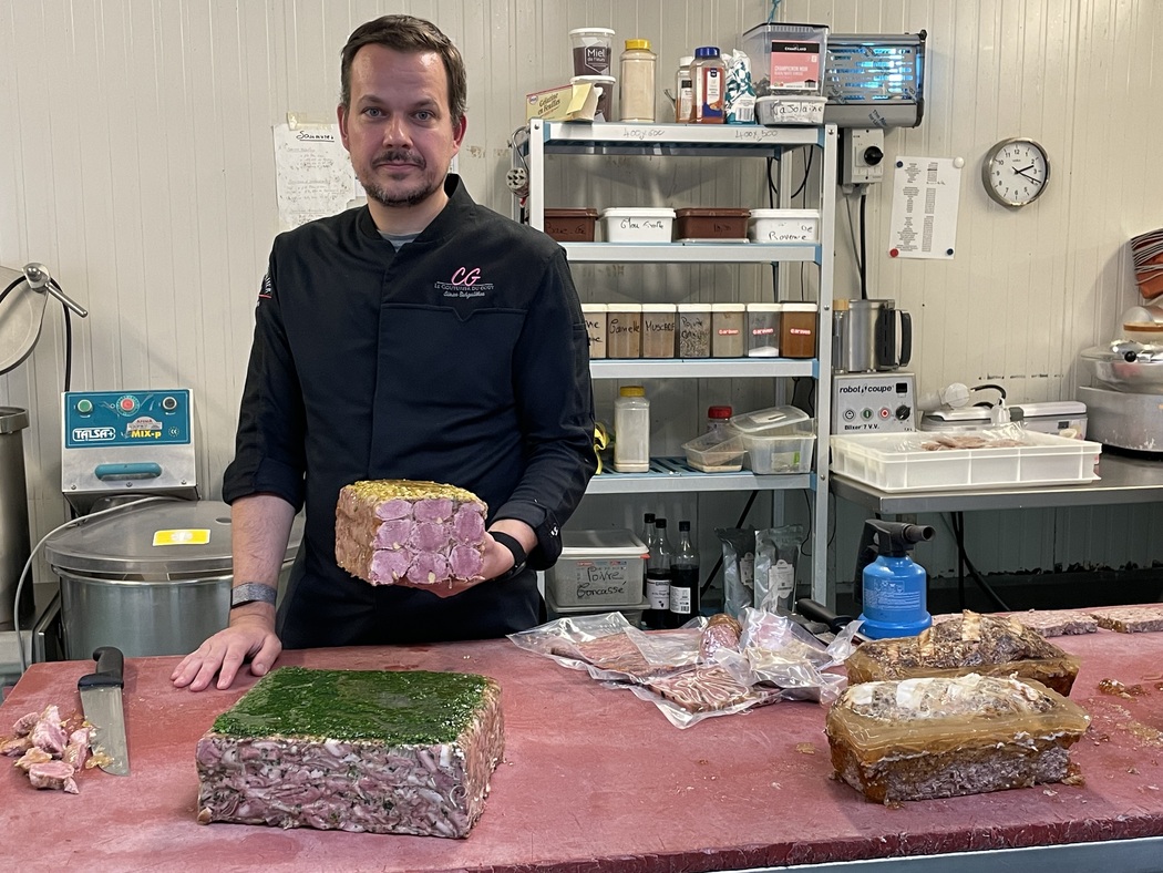 lepopulaire_fr's tweet photo. Giraud, petits ventres, langue d’agneau fumée : dans les coulisses de la fabrication des produits tripiers avant la Frairie de vendredi à #Limoges

https://t.co/BTJ1vP9i7c https://t.co/9dIMc9WBZz