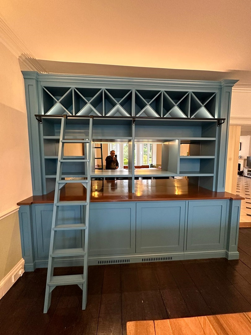 PriestFurniture's tweet image. Custom-made #barunit for our client Wickham Bishops with copper top &amp;amp; copper effect mirrors, oak internals, remote LED lights, moveable ladder, push touch doors, housing hinges, finished in Little Greene Paint CO air force blue Looking for unique furniture ow.ly/pBnV50PXZf2