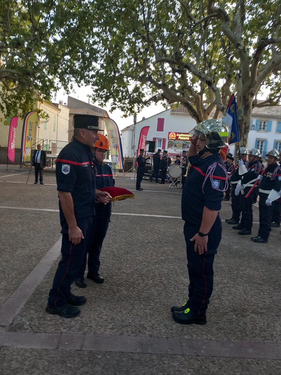 PompiersHerault's tweet photo. #Dévouement|| Vendredi 13/10 Place Jean Jaurès à #Capestang avait lieu la prise de commandement du centre de secours par le Lieutenant Bertrand Bouttes Tarboriech Lors de cette cérémonie 1 sapeur-#Pompier a été nommé Adjudant Il a reçu la #Médaille d'honneur des SP #Félicitations https://t.co/1XmG6377Z9