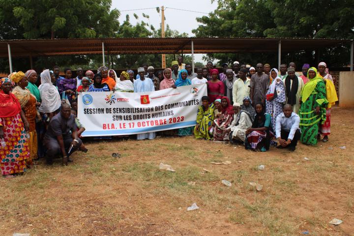 La salle de réunion du conseil de cercle de Bla a abrité, le mardi 17  Octobre 2023, une session de sensibilisation des communautés sur les  droits de l’Homme en langue Bamanankan. Cette session a été organisée  par la CNDH avec l’appui du FAMOC.