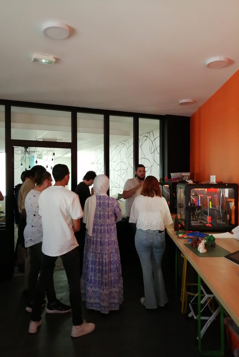 E2C77's tweet photo. Nos stagiaires de l'#E2C77 ont été chaleureusement accueillis au sein du #FABLAB de la @Ville2Montereau pour découvrir son fonctionnement.
Merci à M. Kévin Blanchet pour son accueil et la passion qu'il partage. Certains jeunes envisagent une adhésion. ☺️ https://t.co/JDQPluIsXf