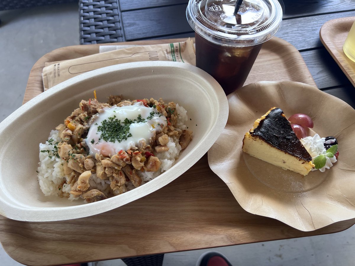 EVE_star_ship's tweet photo. 美女3人と幼児で行ってきた🙌

ガパオライスとバスクチーズケーキ✨
美味しかったぁ(❁ᴗ͈ˬᴗ͈)
開店おめでとうございます⸜🌷︎⸝‍
今度はピザ🍕食べたい\(˙꒳˙ )/

 #奄美 https://t.co/KbezkIkPXx