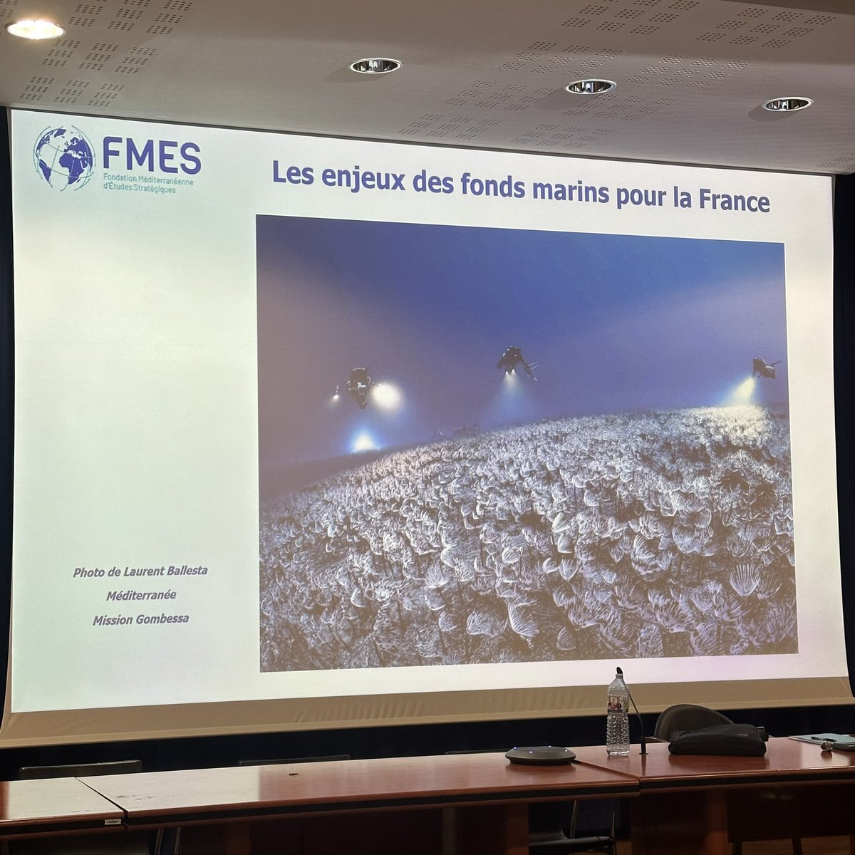 ComarMarseille's tweet photo. Au cœur de l'océan 🌊🐠! Avant-Hier, conférence COMAR Marseille, le présentée par le CA JM Martinet de la Fondation Méditerranéenne d'Études Stratégiques sur l'enjeu crucial des fonds marins, de nos côtes aux abysses. #COMARMarseille2023 #FondsMarins @Cecmed_Off @MarineNationale https://t.co/mH7YNCmhzO