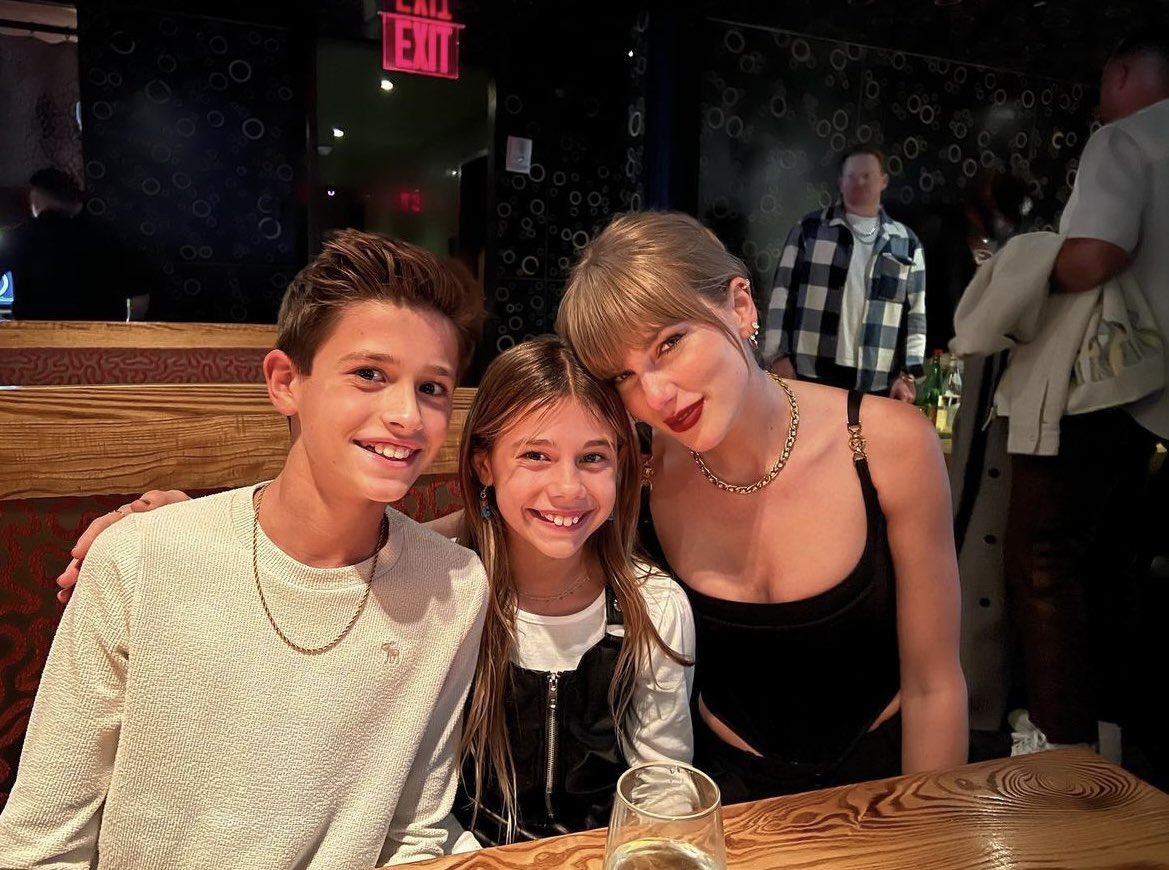 TSwiftNewsTH's tweet photo. ครอบครัวไปฉลองวันเกิดให้ลูกสาวที่ร้านอาหารที่เดียวกับ Taylor Swift ลูกสาวที่เป็นสวิฟตี้ไม่ต้องการรบกวนเทย์ พอเห็นว่าใกล้ทานเสร็จ เลยเดินไปหาบอดี้การ์ดเพื่อมอบกำไลข้อมือให้แทน แต่ไม่นานเทย์เดินมาทักทายครอบครัวนี้พร้อมพูดคุยอย่างเป็นกันเองพร้อมเอ่ยปากชวนถ่ายรูปเป็นที่ระลึก 💖 https://t.co/TS1rCixR0s