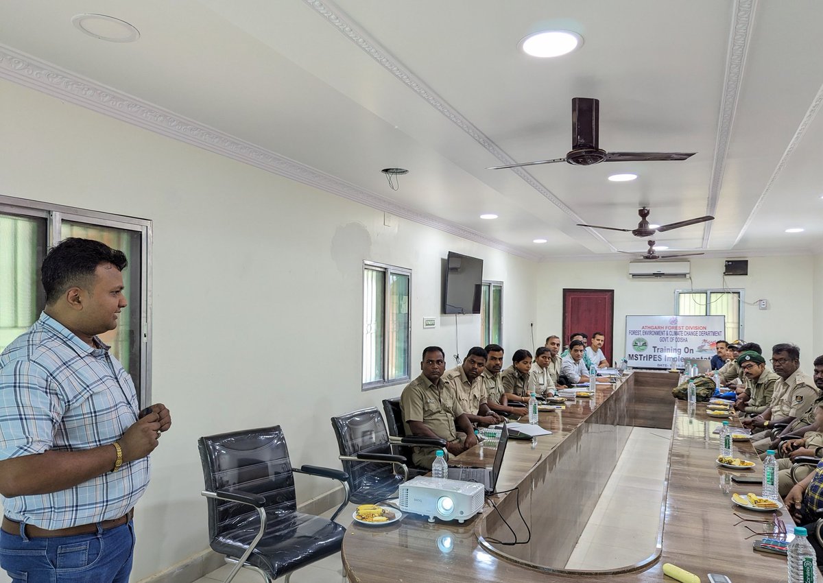 MSTrIPES's tweet photo. #MSTrIPES is extending beyond #protectedareas! A workshop was held at Athgarh Forest Division (@DAthgarh), Odisha on 18th October, 2023.
#DigitalLearning #TogetherStronger #ScientificMonitoring https://t.co/5BSuyZ9kQu