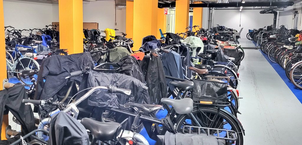 Op deze regenachtige ochtend staat de fietsenstalling toch vol! De fietsenstalling dient direct als droogrek voor alle regenkleding. Trots om alle medewerkers die door de regen fietsen!