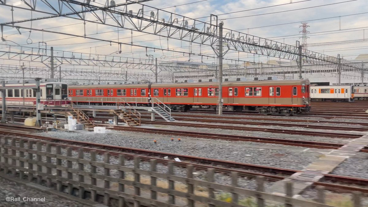 Rail_Channel's tweet photo. 訓練車の #6165F が珍しいとこに居ますね。運転体験イベントがあるから、その前に洗浄かな?
#6050型 #8000系 #8111F #南栗橋車両管区 https://t.co/L2aQheBdEM